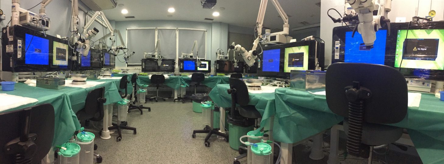Sala de microcirugía con doce puestos equipados con microscopio quirúrgico